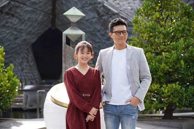 杨小黎（左）、蒋伟文在《国际桥牌社2》有精彩互动。（国际桥牌社剧组提供）