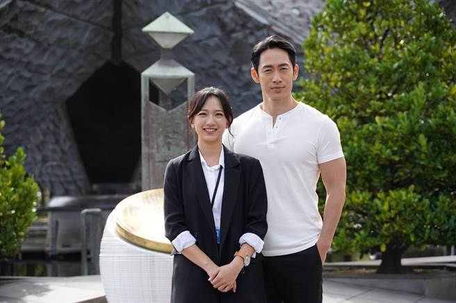 路斯明（右）、范宸菲加入《国际桥牌社2》演出。（国际桥牌社剧组提供）