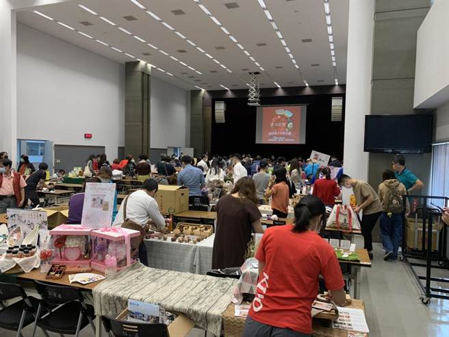 台中市工策会举办「2020~2021第12届台中市十大伴手礼」，经13名产官学界专家评选，遴选出百家优质伴手礼。（卢金足摄）