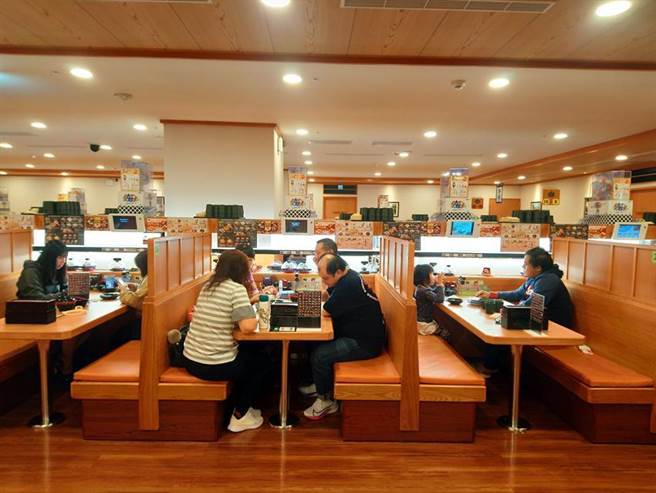 （藏寿司插旗台中丰原太平洋，今日开幕吸引不少顾客前来尝鲜。图／曾丽芳摄）
