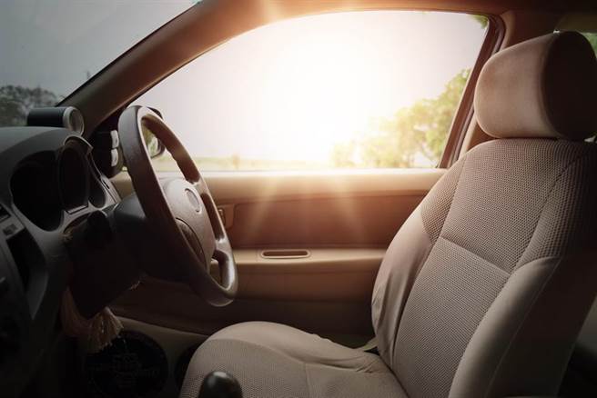 一位非常寵女兒的爸爸為了解決愛女在車內總汗流浹背的問題，親自替冷氣加裝「手動對焦」裝置。(示意圖/Shutterstock)