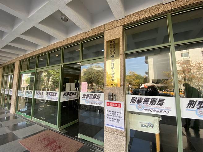 手段凶残双桶尸案，徐嫌等8人落网，警方24日借讯两名犯罪集团成员，进一步讯问厘清案情。（卢金足摄）