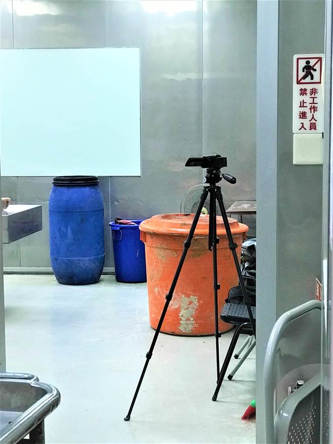 检警侦办双桶尸命案，两只装尸的蓝色与橘色塑胶桶24日曝光，凶嫌以强酸、灌水泥虐杀两名死者，令人髮指。（民眾提供／卢金足台中传真）