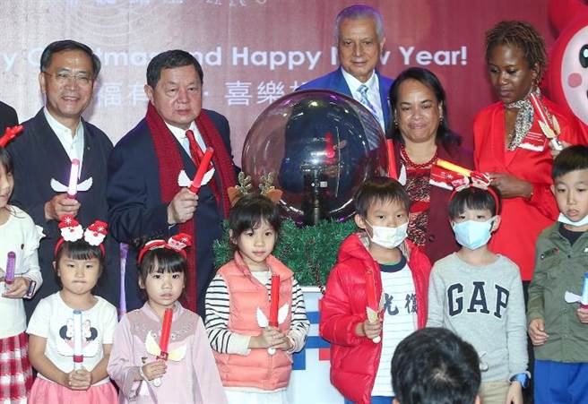 远东集团耶诞点灯 徐旭东「明年一定会更好」（图／粘耿豪传真）