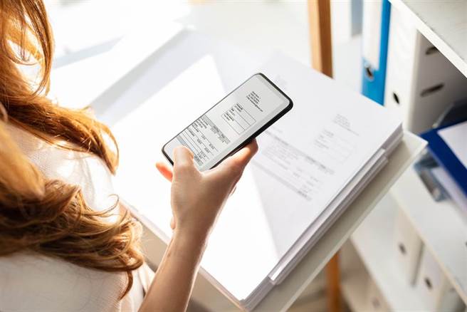 丑爸生出超帅儿 怒做4次亲子鑑定 确定亲生他反崩溃(示意图/达志影像)