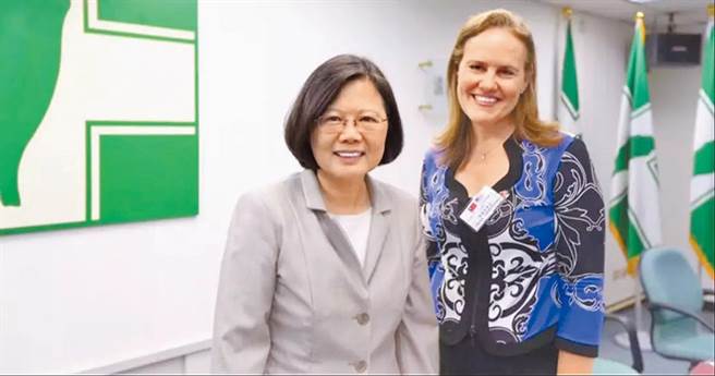 美媒：傅洛依将掌五角大厦 成为美国史上首位女防长。图为2015年11月16日，时任民进党主席暨总统候选人蔡英文接见前美国国防部政策次长傅洛依（Michele Flournoy）带领的「新美国安全中心」（CNAS）访问团。（民进党提供）
 