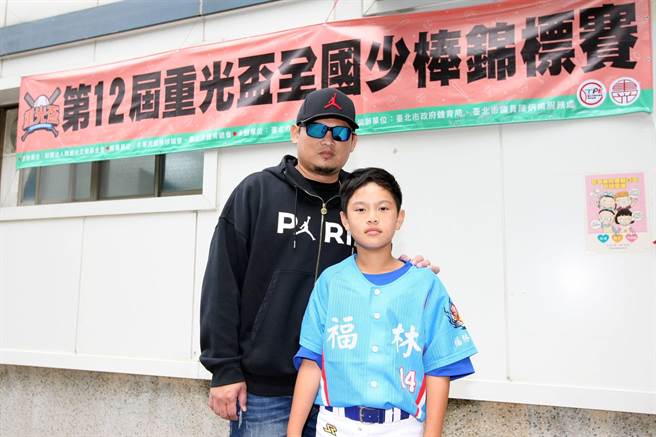 富邦悍將投手教練沈鈺傑（左）到球場為兒子沈立宸加油打氣。（台北市棒球協會提供／廖德修台北傳真）