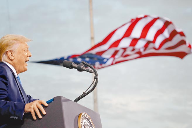 再退群！美国总统川普任期仅剩不到2个月，美国又退出了《开放天空条约》。图为川普9月24日在佛州举行造势活动，看似川普吹皱了美国国旗！（路透）