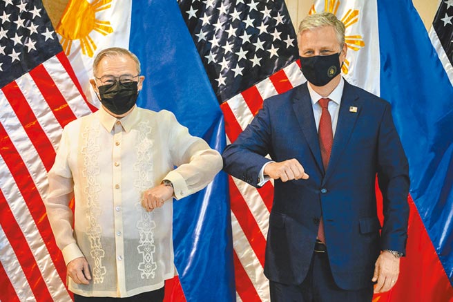 美国白宫国家安全顾问欧布莱恩（右）22日出访越南。（路透）