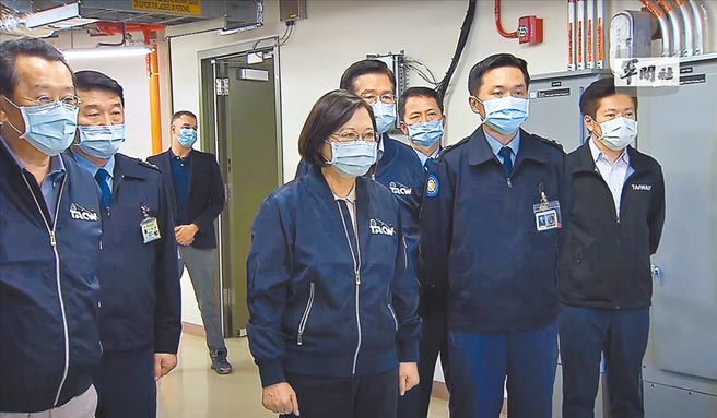 蔡英文总统10月13日前往位于新竹县五峰乡、海拔2620公尺的乐山雷达站视察「空军侦搜预警中心」，军闻社与总统府发布的影像中，有长驻当地的美方人员身影。（摘自军闻社影片）