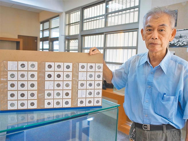 云林县北港高中美术老师蔡吉宗搜集上万枚出土古钱币，为台湾保留考古史料。（张朝欣摄）