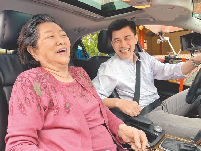 陳淑芳（左）成為新科金馬影后後，昨首日開工與新戲裡的兒子蘇炳憲對戲。（大愛電視台提供）