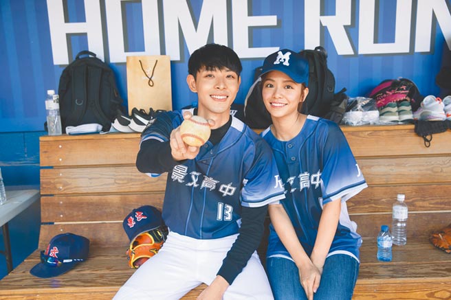 连晨翔（左）新歌〈走远了〉MV邀宋芸桦担纲女主角。（华纳音乐提供）