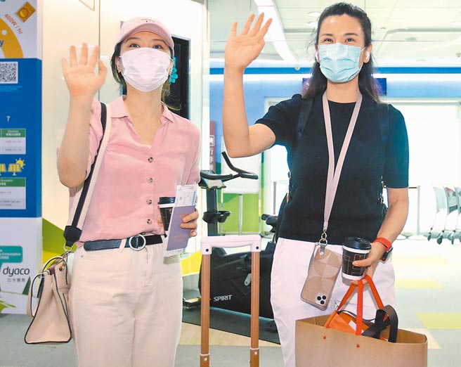 7月3日，「东南卫视」驻台记者遭指控违反相关规定，离台前挥手道别。（本报系资料照片）