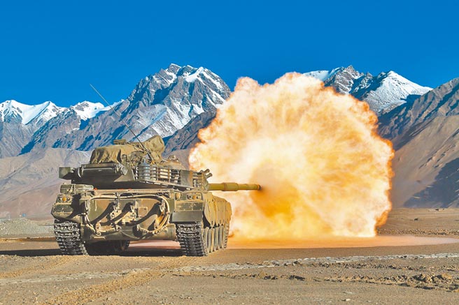 解放軍坦克在西藏高原演習，演練火炮射擊。（新華社資料照片）