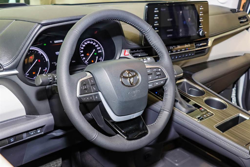早鳥特別優惠210萬/265萬預售價格，全新第四代 Toyota Sienna 旗艦版/鉑金版雙規格搶先預賞
