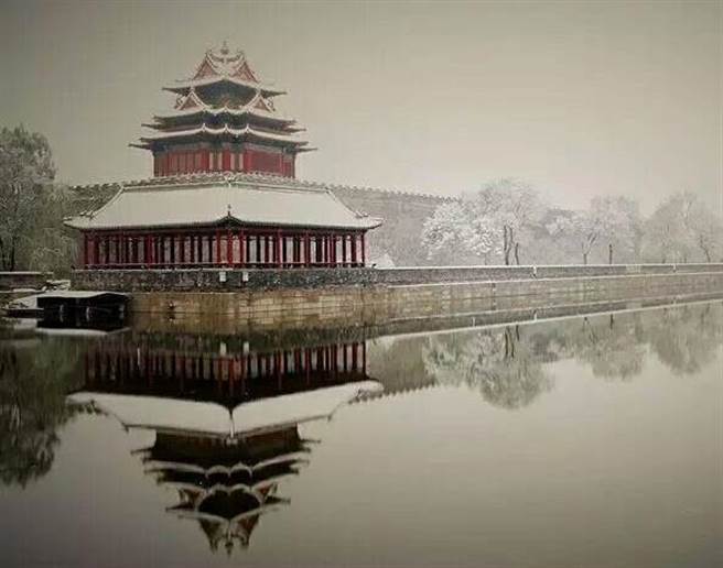 知名的北京雪景有許多特定景點，圖中故宮鼓樓也是著名賞雪景點之一。（圖／網路）