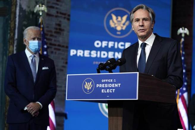 拜登与下任国务卿的布林肯（右）都表示，新政府的外交方针将拒绝川普时期「美国第一」口号，转向与美国盟友合作。（美联社）
