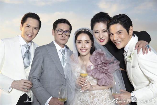 郭碧婷、向佐上月迎来一女，左二为郭碧婷父亲。（图／翻摄自向佐JackyHeung微博）
