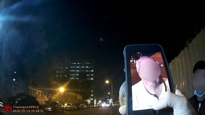 员警现场以人脸辨识系统查询出老翁身分及住处，顺利将老翁送返家。（台中市三分局提供／冯惠宜台中传真）