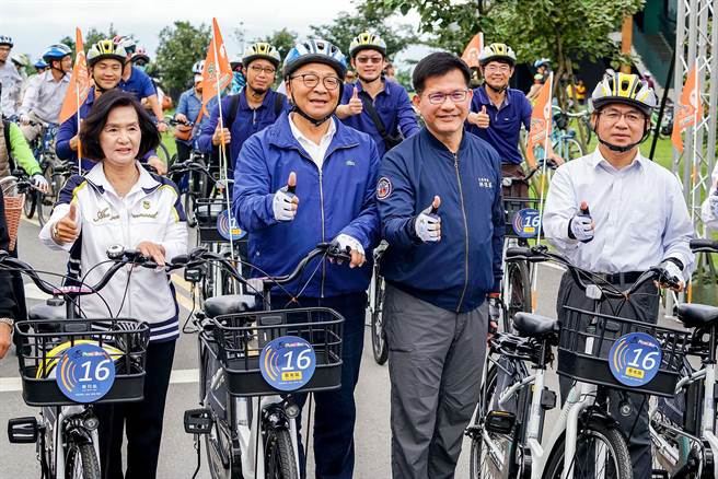 交通部長林佳龍（左三）、次長陳彥伯（左四）、宜蘭縣長林姿妙（左一）、立委陳歐珀（左二）等人今天在宜蘭一起推廣單車旅遊。（李忠一攝）