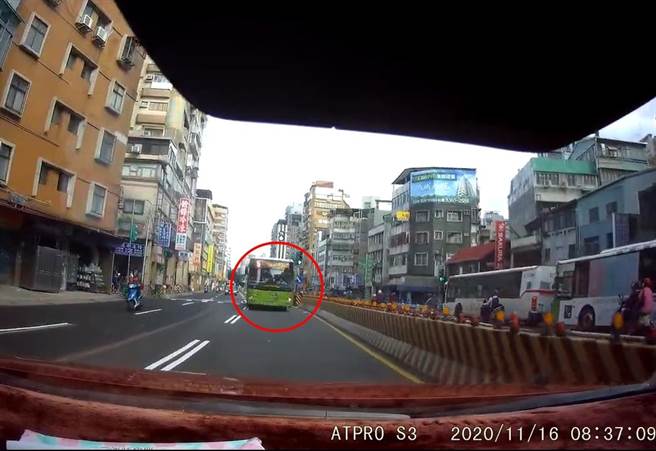 大都会客运红5司机违规逆向画面曝光。(照片/翻摄 网友杨先生 Youtube频道)