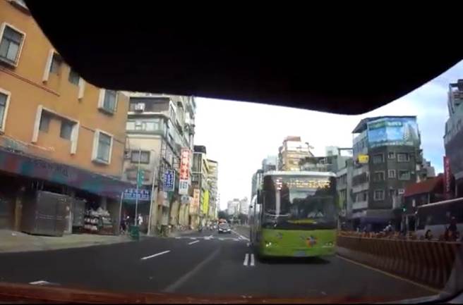 杨姓网友遇逆向公车，急转变化车道，画面相当惊吓。(照片/翻摄 网友杨先生 Youtube频道)