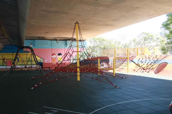 位于国道3号桥下舞动园区的游戏场，成立以来广受民眾欢迎，却时常传出大小朋友共玩时的受伤事件。（黄婉婷摄）