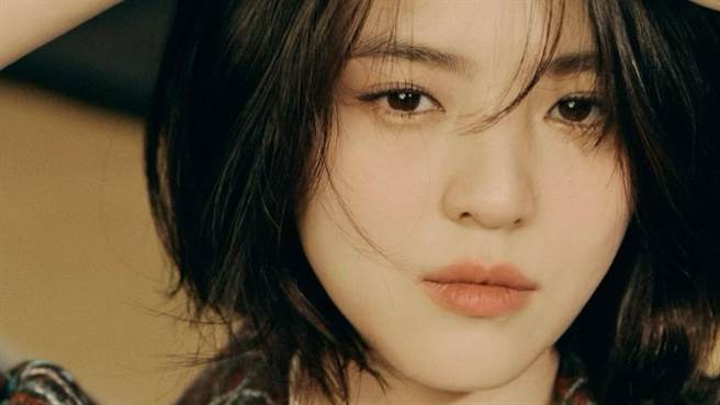 韩素希公开工作侧拍，大方秀白皙天鹅颈引暴动。（图／IG@xeesoxee）