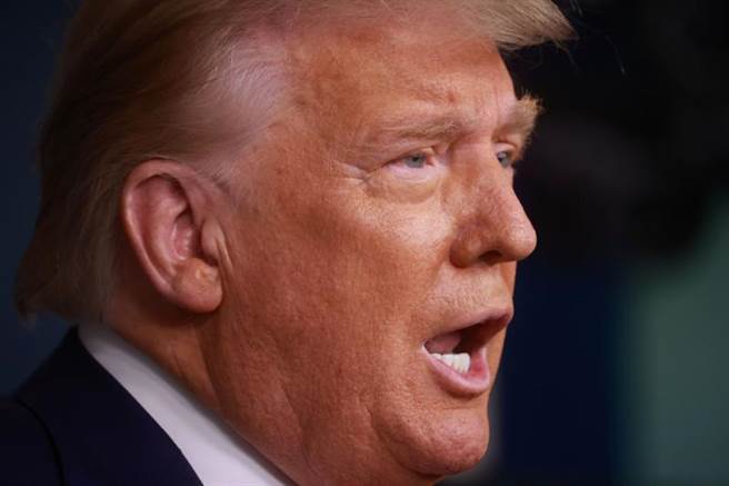 美国总统川普11月24日在白宫举行记者会的神情。（路透）