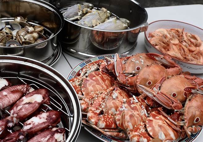 来产地品嚐「蒸鲜宴」是许多饕客的最爱。（陈信翰摄）