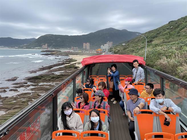 搭乘双层观光巴士可以欣赏北海岸的绝美风光。（陈信翰摄）