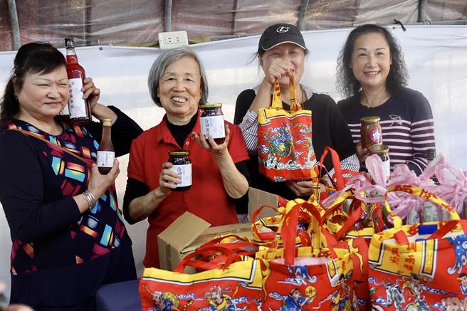 到三芝三和社区与社区妈妈一同体验制作洛神花蜜饯。（陈信翰摄）