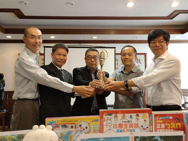 25日大叶大学校长梁卓中，颁发荣誉顾问聘书给风车图书出版董事长许丁龙，期盼未来能透过产学合作，一同创作出更多优质动画。(吴建辉摄)