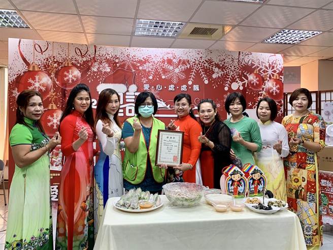 台南市新住民家庭促进成长发展协会今年将首次参加，由创世基金会台南分院主办的「圣诞公益园游会」。（李宜杰摄）