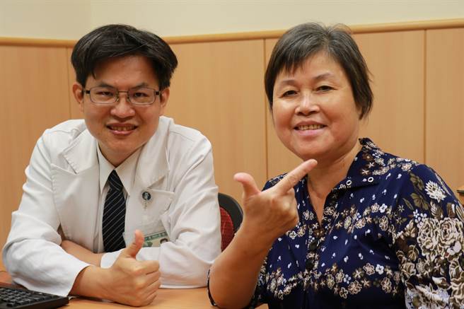 蔡姓婦人（右）罹患肝癌晚期，經免疫治療加標靶藥物，兩年來恢復良好，回診感謝台中慈濟醫院余政展醫療團隊，並呼籲病友不要輕言放棄。（台中慈濟醫院提供／王文吉台中傳真）