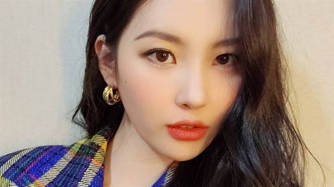 宣美在近日公开的杂志美照中小露性感解放事业线，令粉丝们看得脸红心跳。（图／IG@miyayeah）