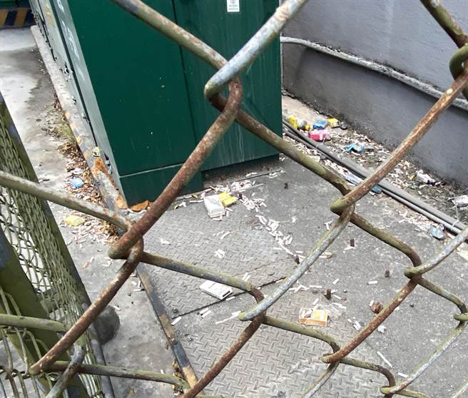 北市议员应晓薇发现，光华商场内的变电箱，布满上百支菸蒂，俨然变成大型菸灰缸，恐随时引爆。（应晓薇研究室提供／张颖齐台北传真）