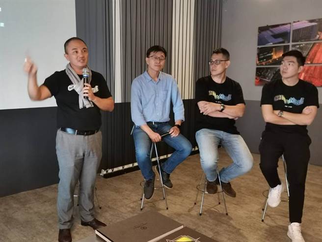 永联物流开发董事总经理张建泰（左一）率领公司高阶说明公司未来发展计画。图／张佩芬