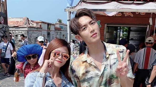 女儿出游遇到偶像柯震东，两人开心欢喜合照后，却发现背后有大妈乱入。（图／翻摄自爆废二公社）