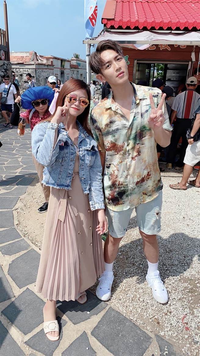 女儿与柯震东的合照，但却有大妈乱入，让原PO相当烦恼。（图／翻摄自爆废公社二馆）