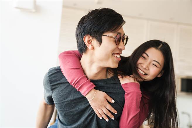 生肖属牛、兔、蛇、羊、鸡的女人会对恋人全心付出，让男人打拚无后顾之忧。（示意图／shutterstock提供）
