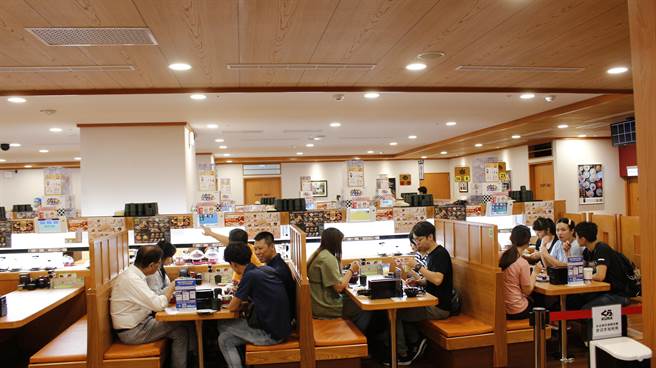 日本第二大寿司品牌「藏寿司」在台第32家据点落脚丰原太平百货，开幕首日即涌现朝圣人潮。（丰原太平洋百货提供／王文吉台中传真）