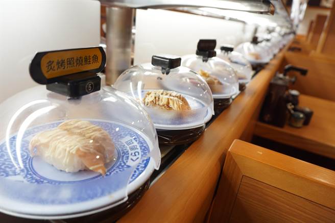 日本第二大寿司品牌「藏寿司」採用迴转输送带提供，将美食送到饕客面前选取。（王文吉摄）