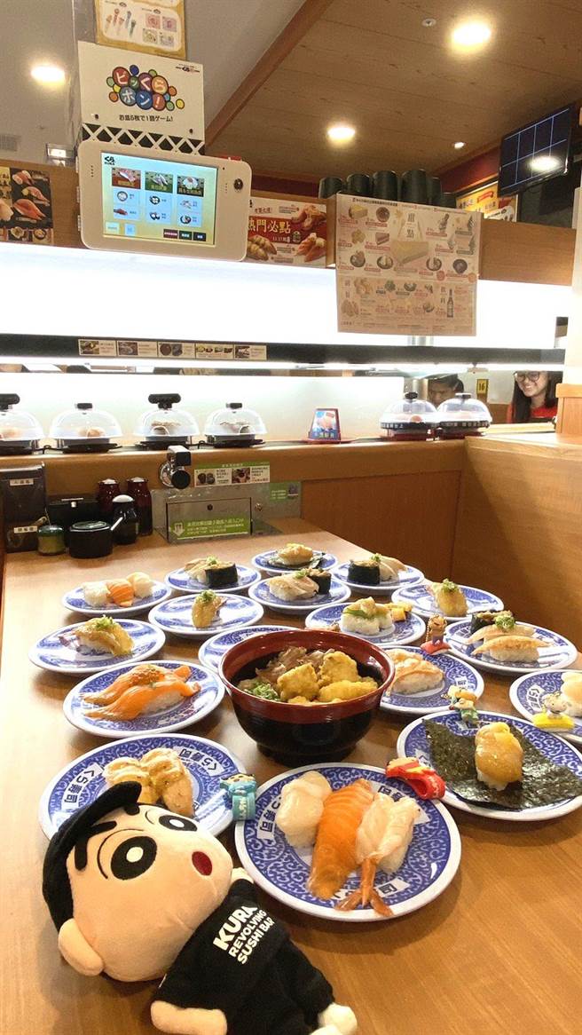 「藏寿司」祭出集5盘拚扭蛋活动，激发顾客食量。（王文吉摄）