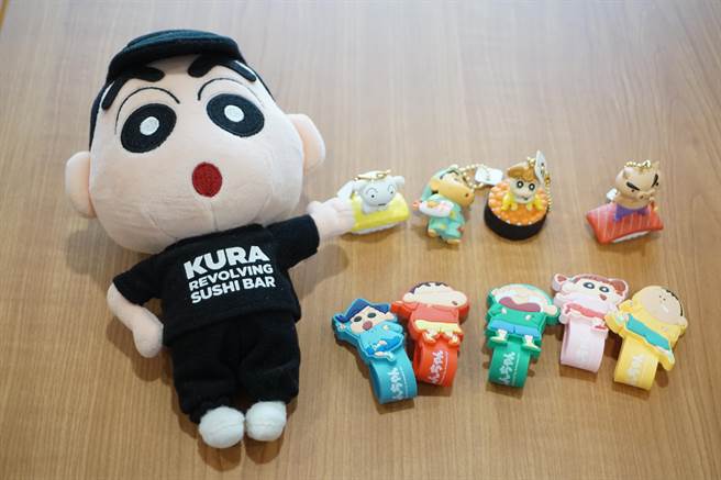 「藏寿司」集盘拚蜡笔小新扭蛋活动，为新开幕的丰原太平洋店全台独家延长至11月30日。（王文吉摄）