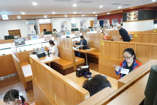 日本第二大寿司品牌「藏寿司」在台第32家据点落脚丰原太平洋百货，开幕首日即涌现朝圣人潮。（王文吉摄）