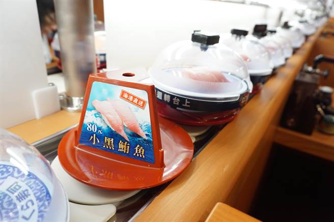 「藏寿司」台湾各店採用港口口直送的新鲜渔获，包括红魽、小黑鲔鱼等。（王文吉摄）
