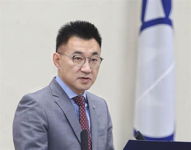 国民党主席江启臣邀请蔡总统辩论莱猪政策遭到拒绝。25日国民党中常会中江启臣表示，这是辩论，不是立法院的质询、备询，这是二回事；宣布莱猪进口的是蔡总统妳自己。」他要再次呼吁蔡总统，不要迴避民意，应该站出来面对人民的质疑，「舞台已经搭好了，就等您上台跟人民沟通了！」。（王英豪摄）