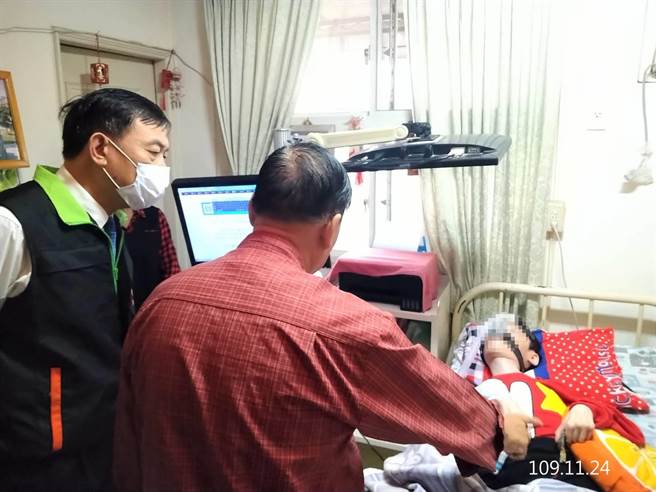 犯保協會董事長邢泰釗(左)探視長年臥床的吳東諺。(犯保協會提供)